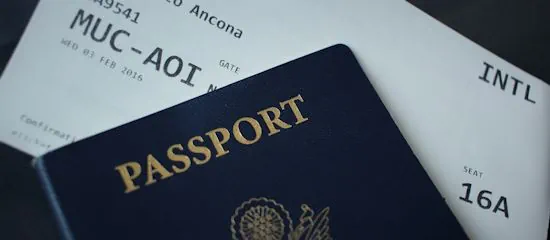 I truffatori chiedono soldi per un biglietto aereo